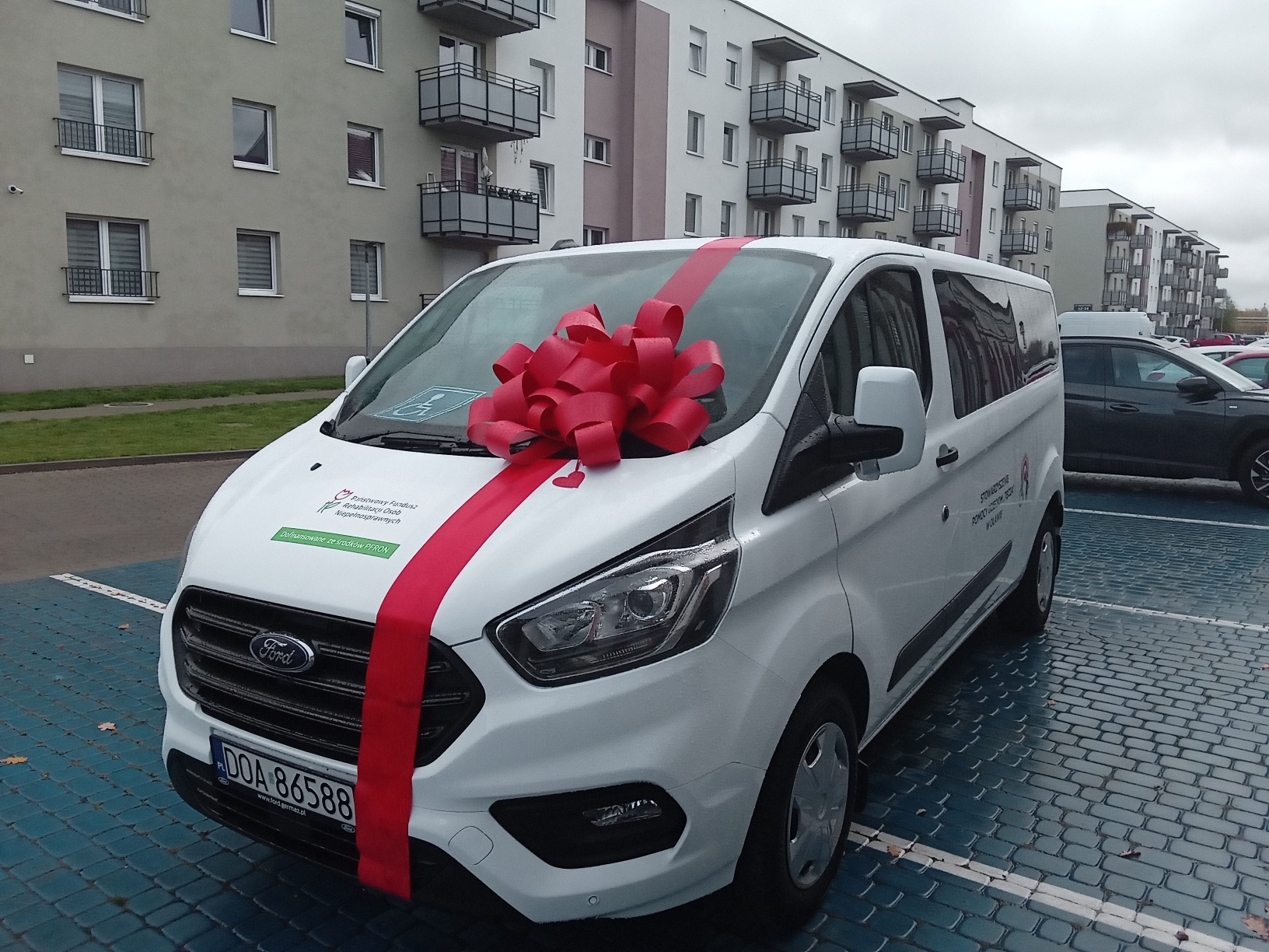 Zdjęcie: białe auto, marki ford, przekazane w ramach projektu niezależność mobilność