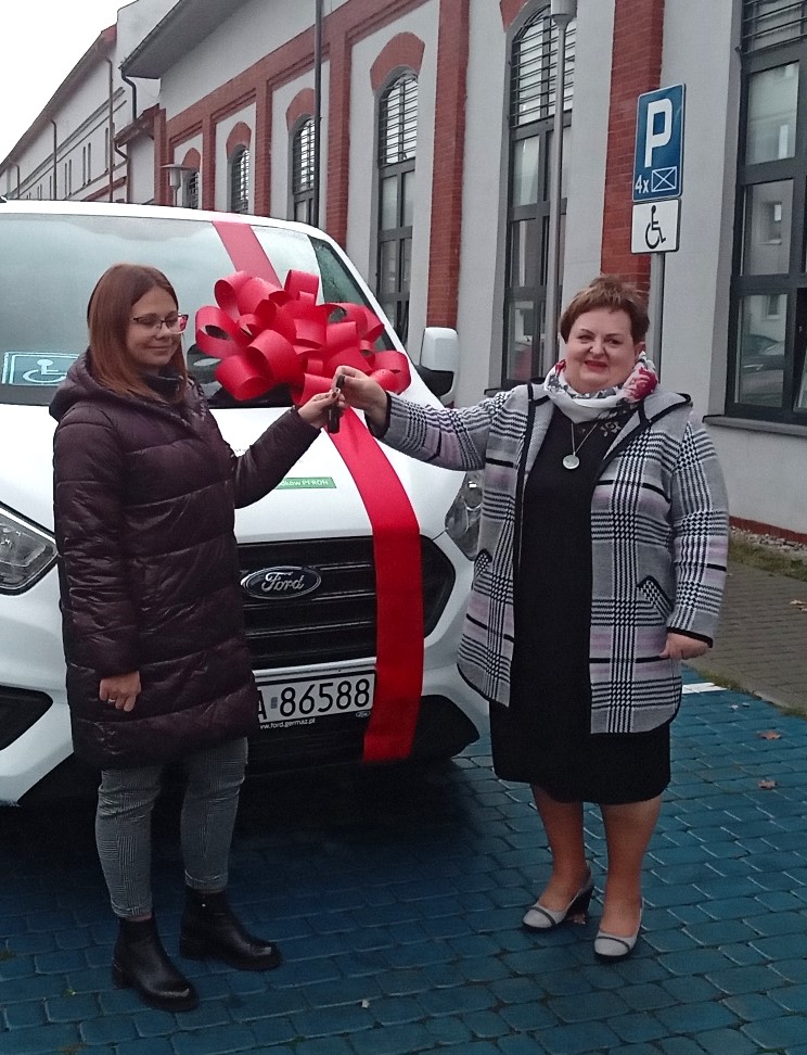 Zdjęcie: uroczyste przekazanie kluczyków do auta