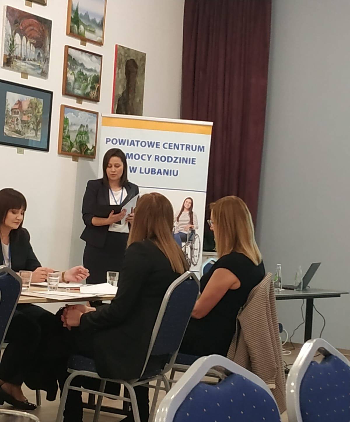 Zdjęcie: Przedstawia przebieg konferencji