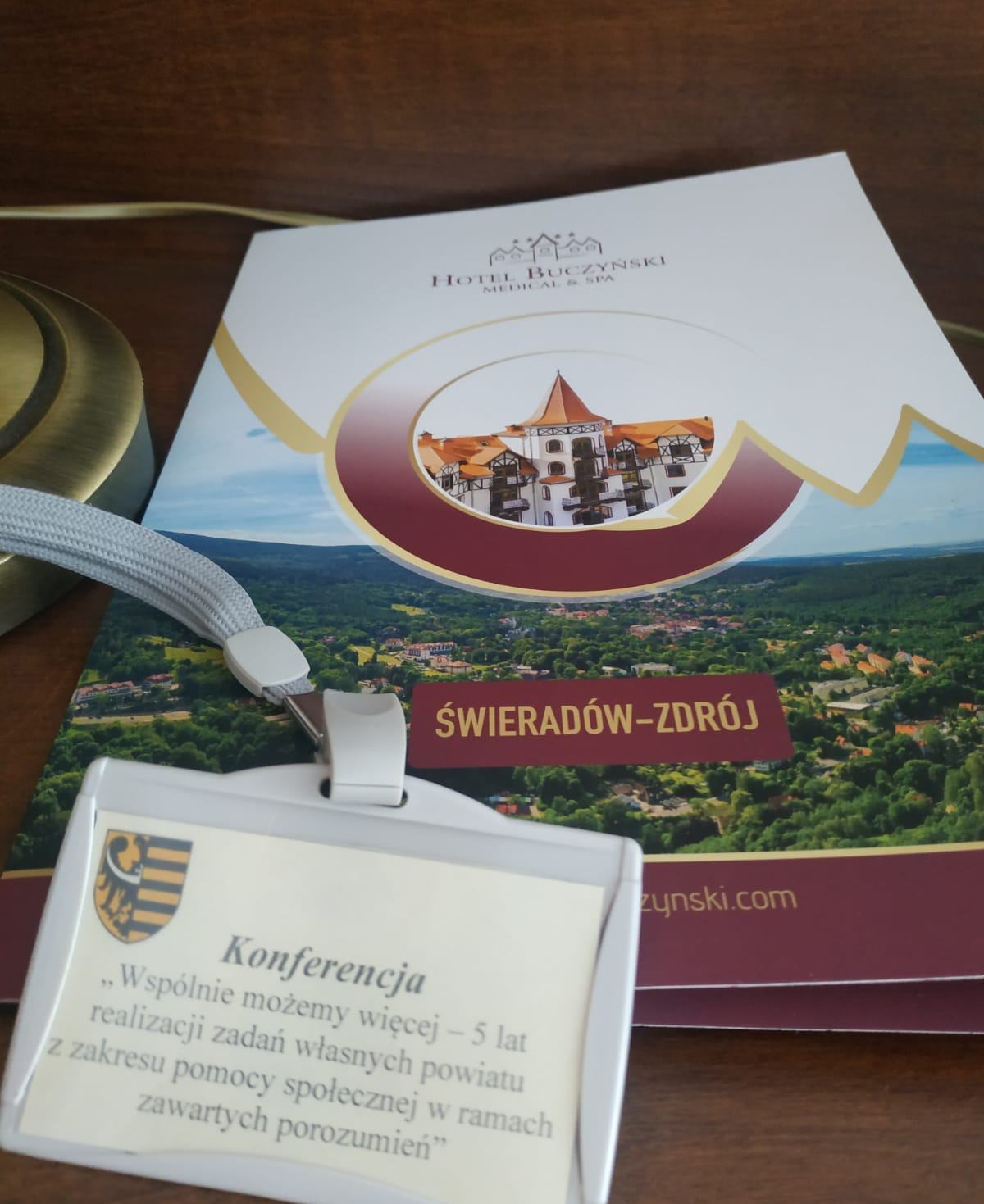 Zdjęcie: Przedstawia opis kon