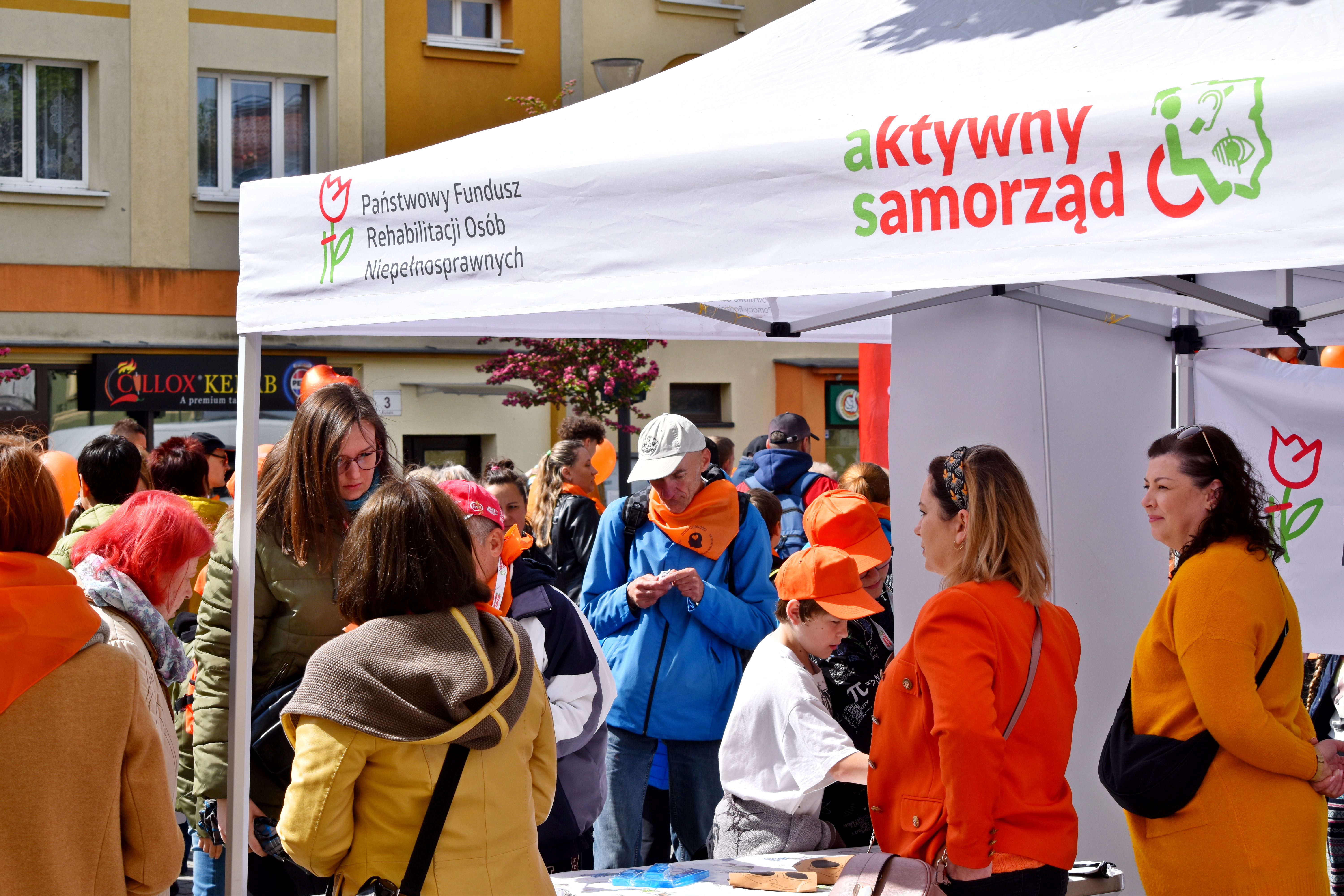 zdjęcie: stoisko promocyjne PCPR wraz z pracownikami