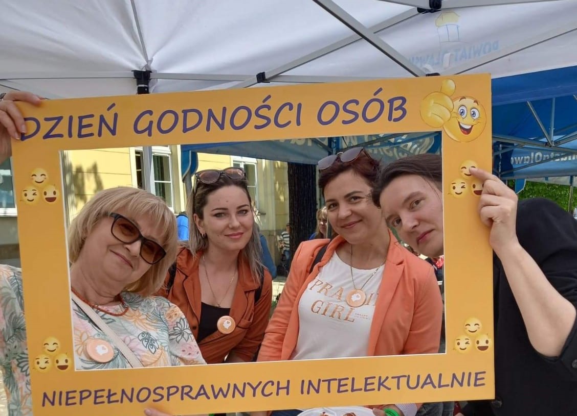 Zdjęcie: Przedstawiciele PCPR na marszu godności w okolicznościowej ramce