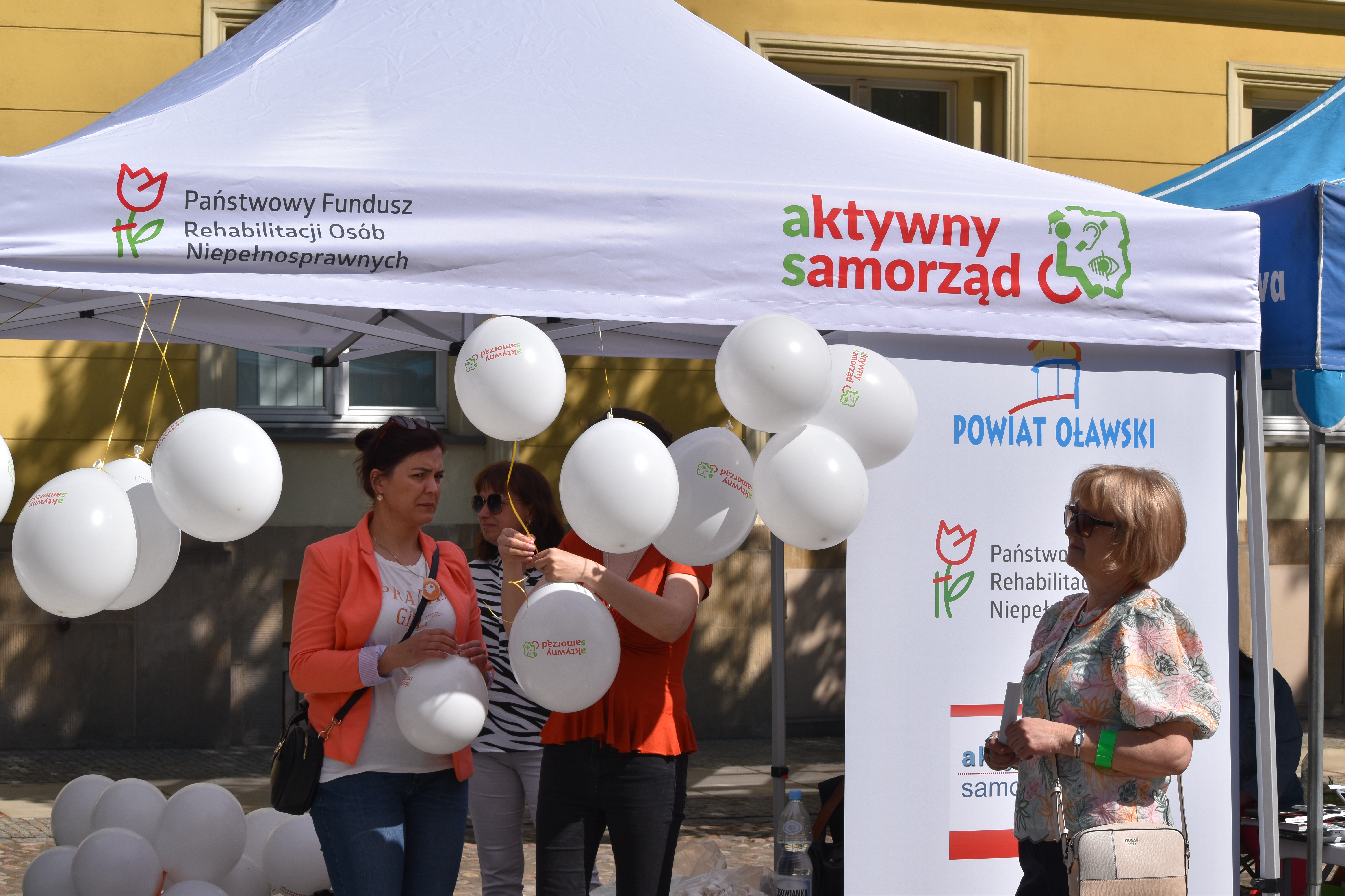 Zdjęcie: Rozstawiony namiot PCPR