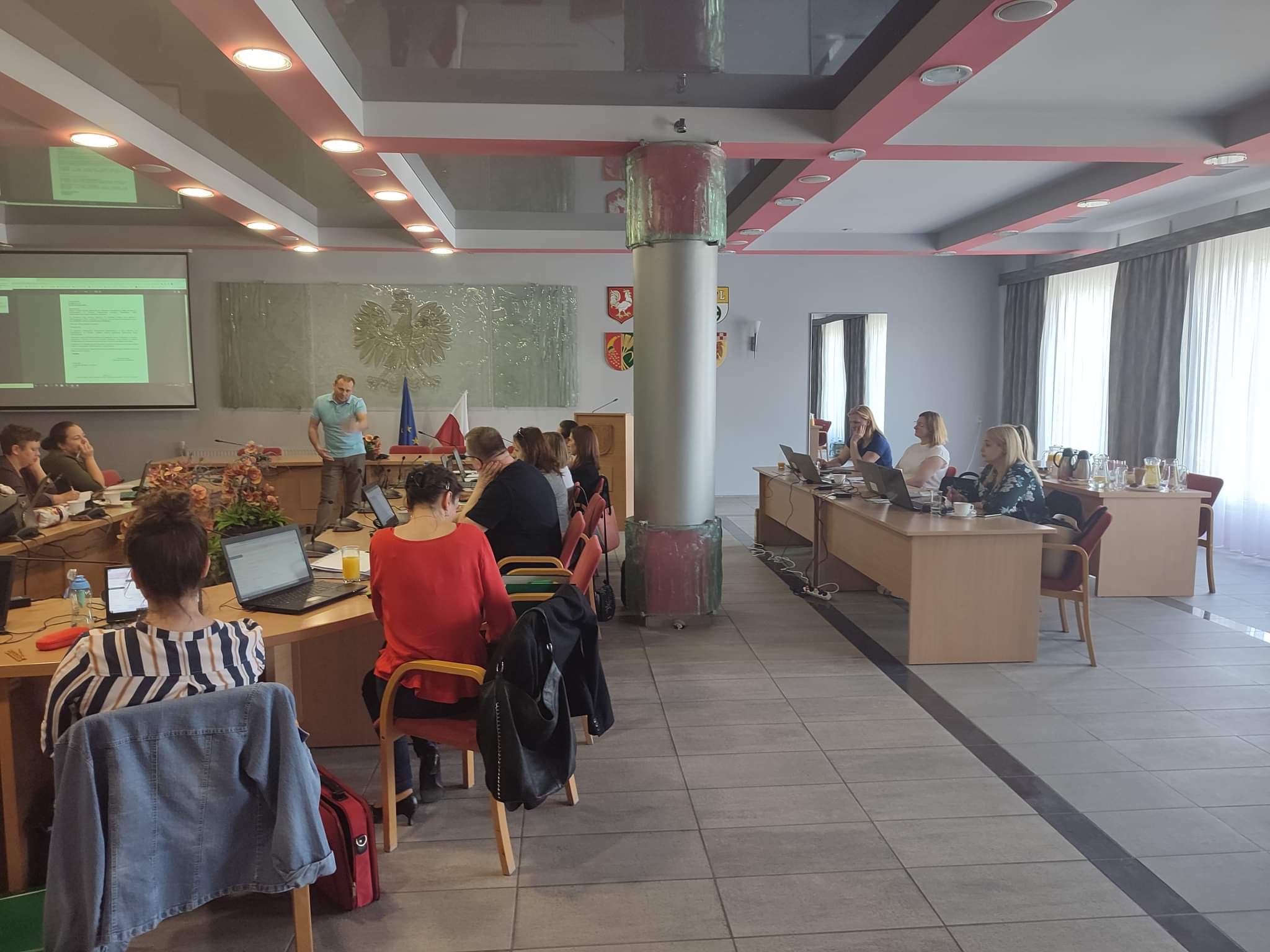 Zdjęcie: uczestnicy szkolenia z systemu SOW, siedzący przy komputerach