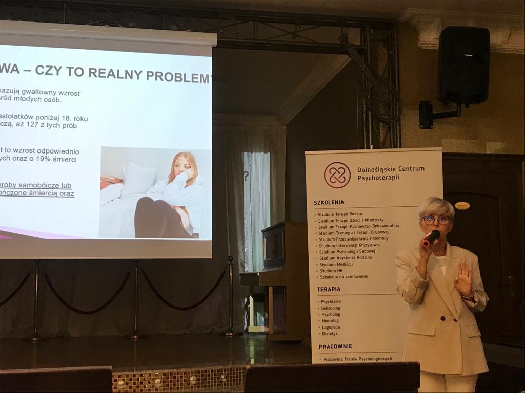 Zdjęcie: Agnieszka Juszczyk- Mirek prowadzi wykład z zakresu tematyki kryzysu suicydalnego